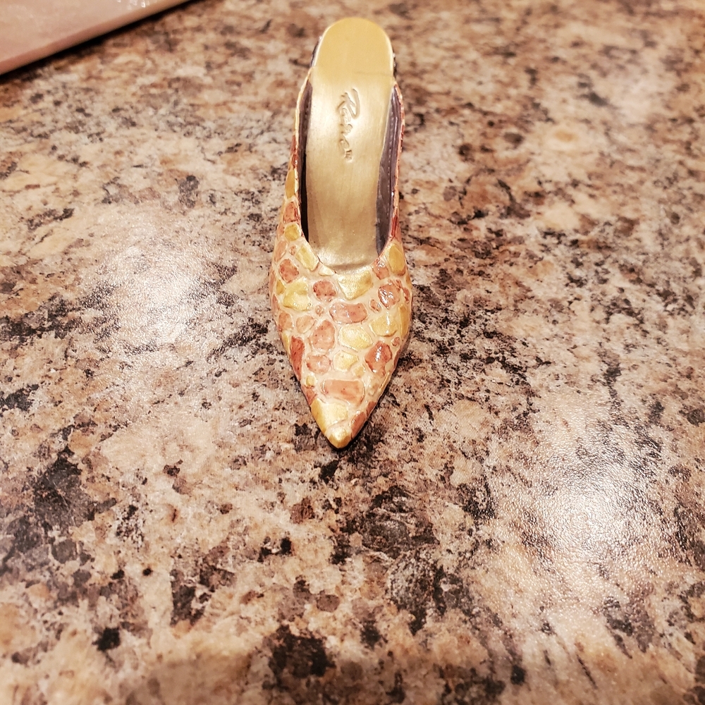 Raine JUST THE RIGHT SHOE "Gold Digger"